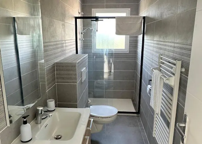 Διαμέρισμα House With 5 Bedrooms Lechaffardcom